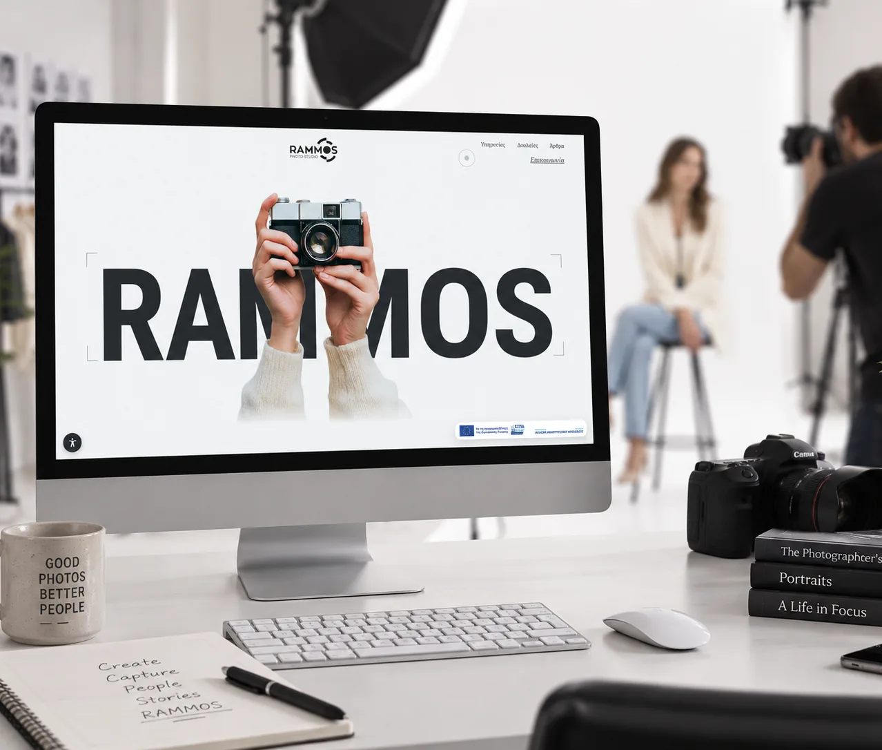 Η ιστοσελίδα του rammosphotostudio.gr σε οθόνη υπολογιστή μέσα σε φωτογραφικό στούντιο